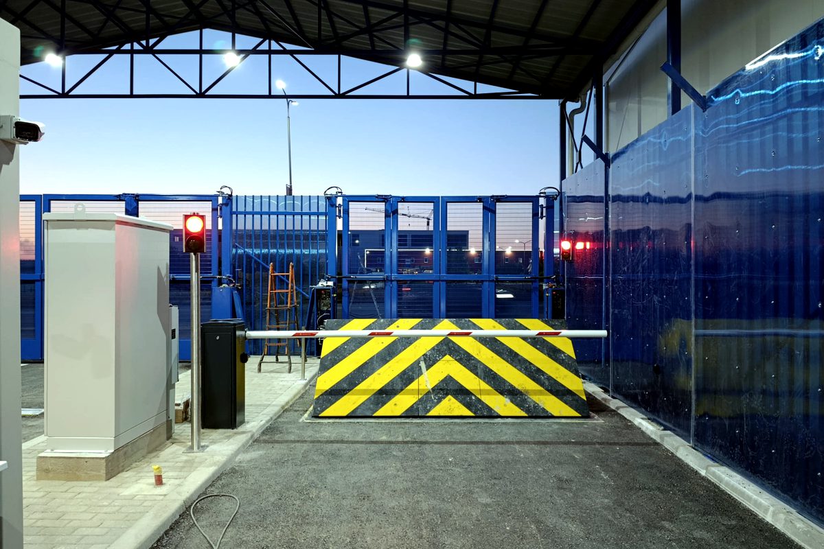 Vehicle barrier and control cabinet at a controlled entry point installed by HMT